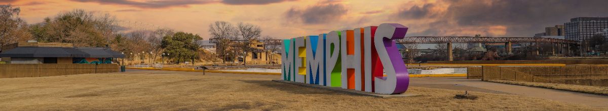 Eine Kunstinstallation bestehend aus großen Buchstaben die das Wort Memphis darstellen.