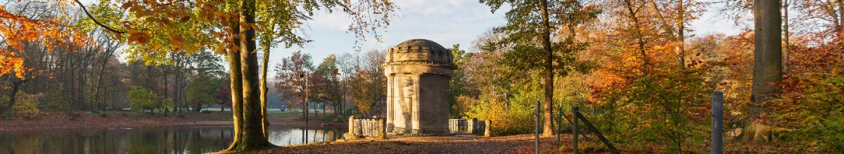 Hinteransicht des Deuß-Tempel im Krefelder Stadtpark während der Golden hour.