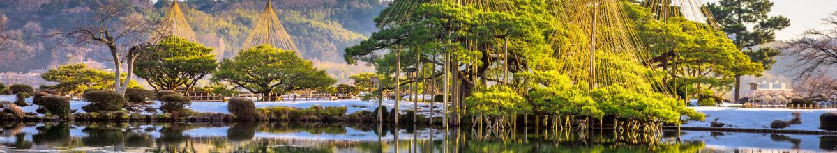 Teil des Kenroku-en-Gartens bei Kanazawa am Tag, definiert durch seine Wasserflächen und außergewöhnliche Natur.