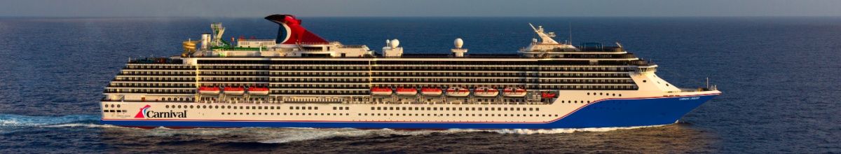 Seitenansicht der Carnival Legend auf dem Meer.