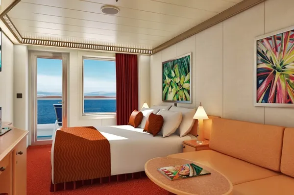 Balkonkabine Balkonkabine mit Doppelbett an Bord der Carnival Dream.
