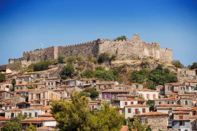 Eine Burg auf Lesbos in der Stadt Mytilini bei Tag.