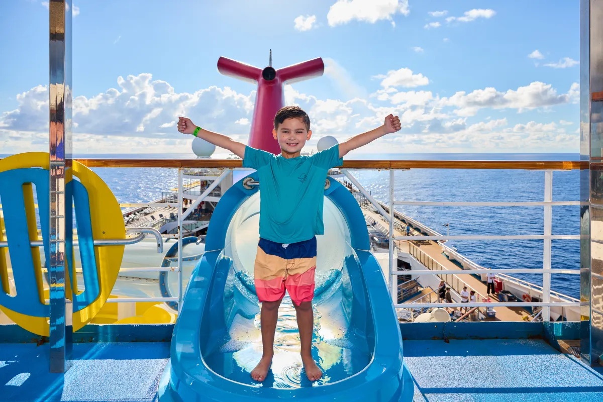 Hohe Wasserrutsche mit Meerblick an Bord der Carnival Liberty.