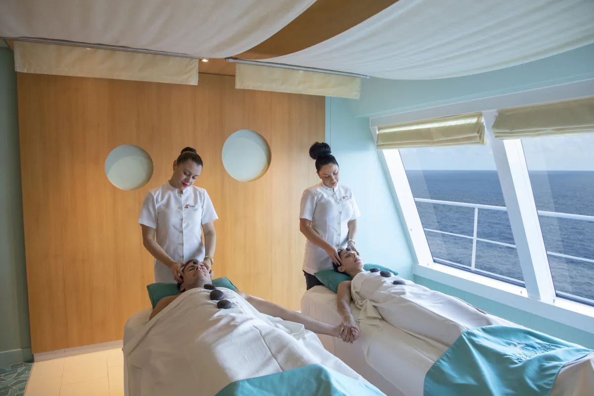 Massagen und Entspannung an Bord mit Meeresblick im Cloud 9 Spa.