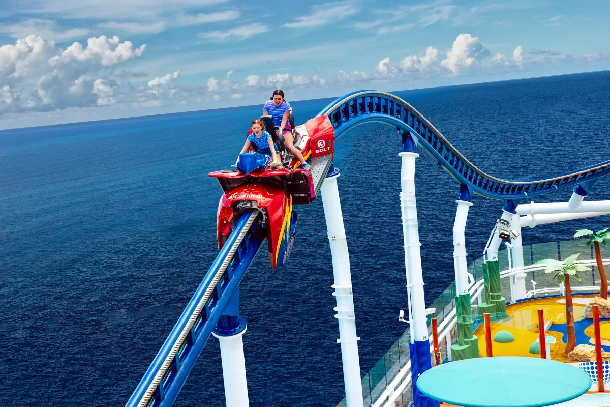 Achterbahn Skyride an Bord der Carnival Magic über dem Meer.
