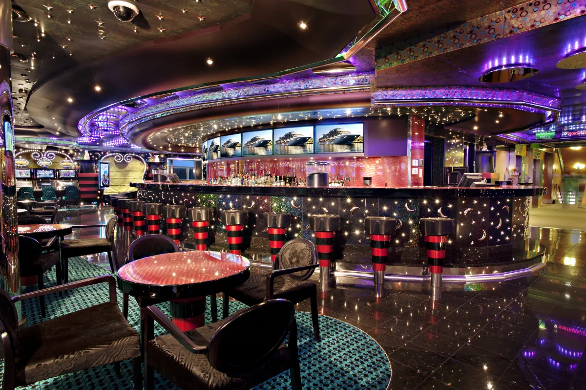 Hat Trick Bar an Bord der Carnival Magic in gemütlicher Atmosphäre.