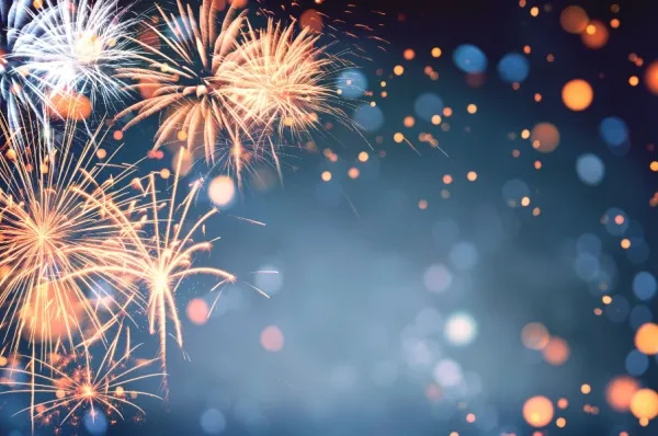 Dunkler Hintergrund mit Feuerwerk.