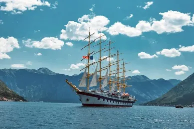 Segelschiff von Star Clippers segelt durch eine Bucht.