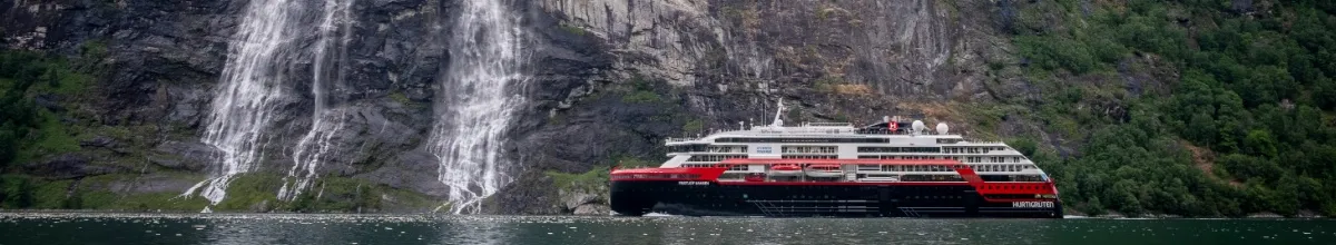 Außenansicht der MS Fridtjof Nansen, auf ihrem Weg durch Norwegen.