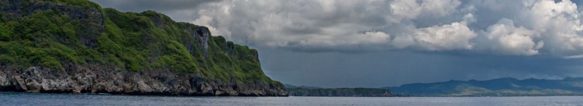 Die Insel Guam vom Pazifik aus fotografiert bei Tag.