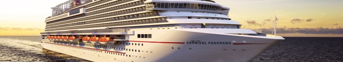 Die Aufschrift "Carnival Panorama" auf dem Kreuzfahrtschiff bei Sonnenuntergang.