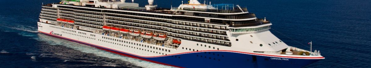 Die Carnival Pride auf dem Meer von der Seite fotografiert.