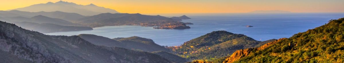 Panoramasicht auf die Insel Elba mit Portoferraio im Hintergrund.