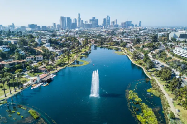 Der Echo Park Der Echo Park von Los Angeles mit den Gebäuden der Stadt im Hintergrund und der Grünfläche im Vordergrund bei Tag.