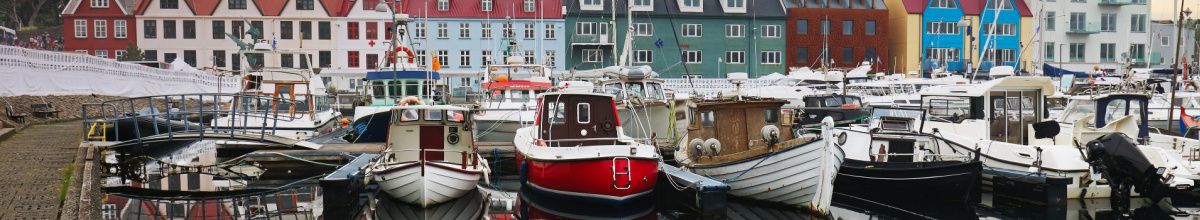 Boote im Hafen von Tórshavn bei Tag.