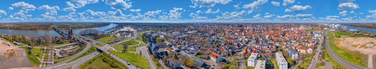 Ein Panorama der Stadt Worms bei Tag.