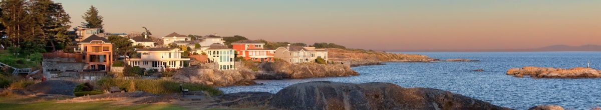 Park mit Blick aufs Meer bei Sonnenuntergang.