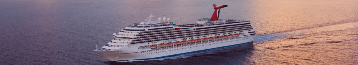 Die Carnival Valor bei Abendröte auf dem Meer.