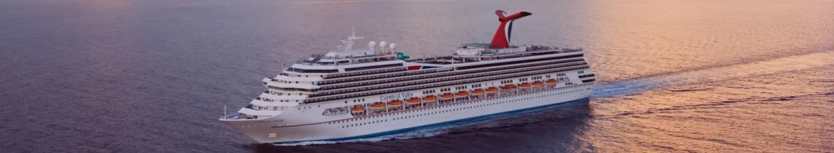 Die Carnival Valor bei Abendröte auf dem Meer.