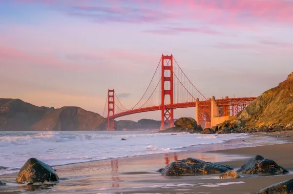 Sicht vom Baker Beach auf die Golden Gate Bridge bei Sonnenuntergang.