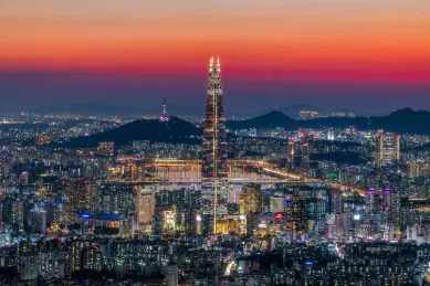 Das urbane Herz der Stadt Seoul bei einem goldenen Sonnenuntergang.