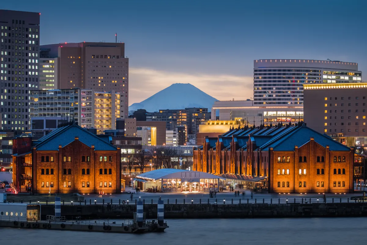Yokohama Skyline bei Sonnenuntergang mit Mount Fuji im Hintergrund.