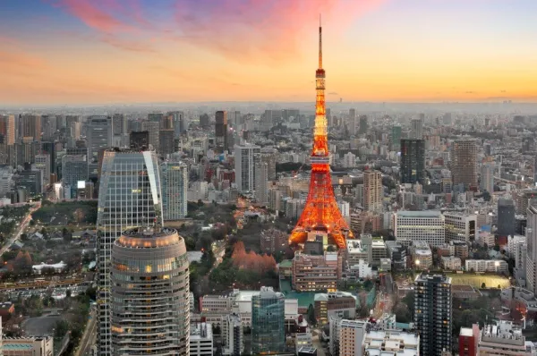 Blick auf den Tokyo Tower bei Sonnenuntergang.