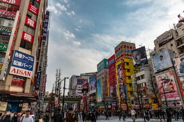 Blick auf die Straßen der Stadt Akihabara.