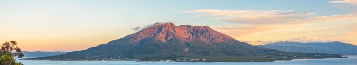 Blick auf den Vulkan von Kagoshima bei Sonnenuntergang.