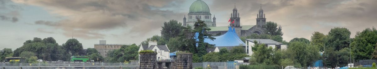 Kulisse der Stadt mit der Kathedrale im Hintergrund an einem bewölkten Tag.