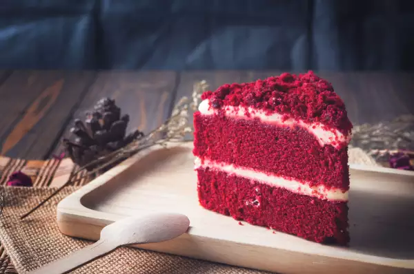 Red Velvet Cake Der Typische Kuchen in Manhatten. Der Red Velvet Cake überzeugt mit seiner tiefroten Farbe. Die einzelnen Kuchenböden sind durch weißer Sahne getrennt