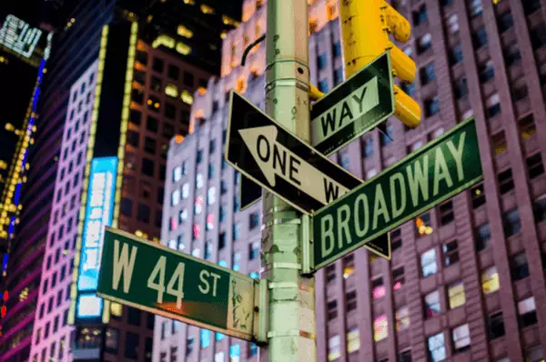 Besuchen Sie beim Landausflug den faszinierenden Broadway in Manhattan Schild an der Kreuzung Broadway und W 44th Street.