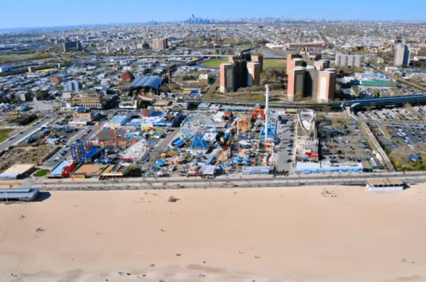 Strand & Freizeitpark in Coney Island Strand im New Yorker Stadtteil Coney Island mit dem Freizeitpark Luna Park im Hintergrund.