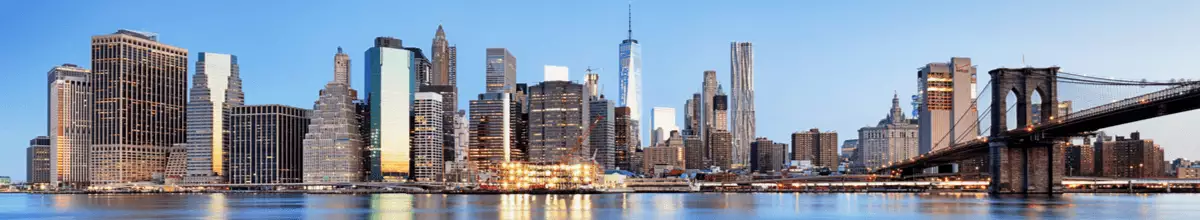 Beeindruckende Wolkenkratzer in New York mit der Brooklyn Bridge.