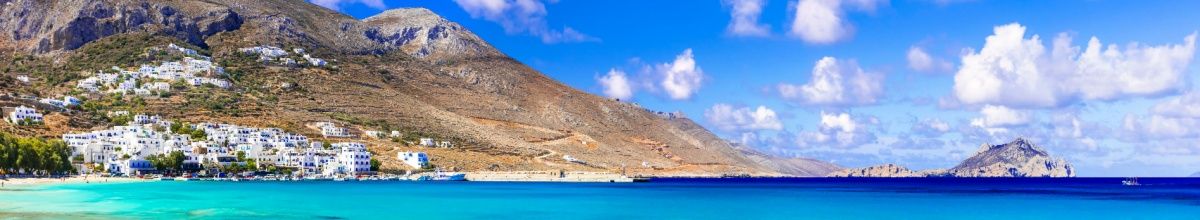 Küstenlinie von Amorgos mit bergiger Landschaft und blauem Meer.