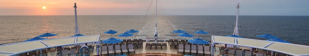 Blick auf Sonnenuntergang und Meer vom Sonnendeck.
