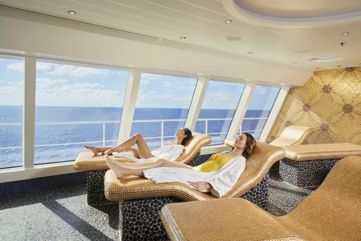 Liegen mit Meerblick im Cloud 9 Spa an Bord der Carnival Vista.