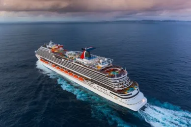 Die Carnival Vista auf dem Meer von oben fotografiert.