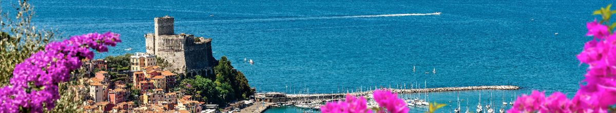 Von pinken Blumen gesäumter Ausblick über die Burg Lerici.