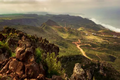 Ausblick von den Weinbergen Ensanadas über die umliegende Region wähernd der golden hour.