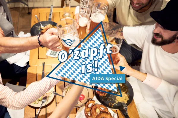 Eine Freundesgruppe sitzt an einem Tisch und stößt mit Bier an: Kein wunder, denn es ist Oktoberfest.