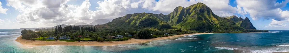 Blick auf die grüne, hügelige Küstenlinie von Kauai.