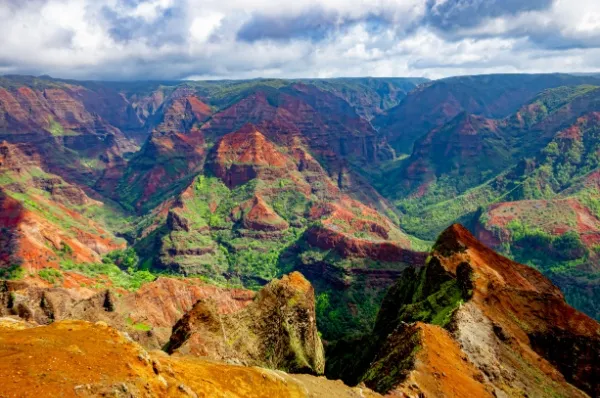 Blick auf die roten Berge und Täler der Waimea Canyons.