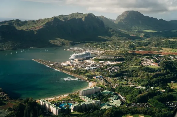 Berge und Bucht mit klarem Wasser und eine Promenade in der Hauptstadt Lihue