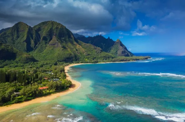 Hawaiianische Bucht auf Kauai mit türkisblauem Wasser und üppiger tropischer Vegetation