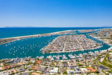 Balboa Island Balboa Island vor der Küste Newports bei Tag.