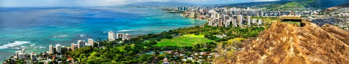 Panorama der Stadt mitsamt ihrem Strand bei Tag.