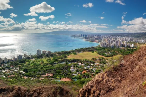 Aussicht vom Diamond Head auf die Stadt Honolulu und das Meer.