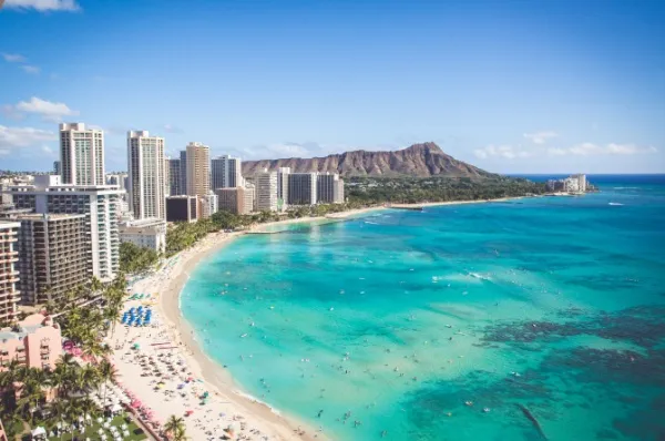 Blick auf den Waikiki Beach mit dem Diamond Head im Hintergrund.