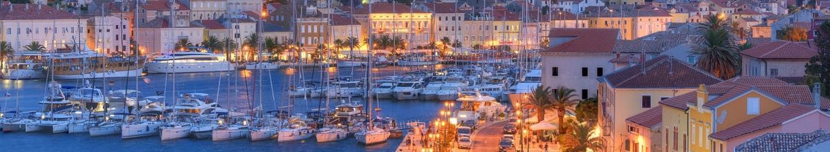 Kreuzfahrthafen von Mali Losinj bei Nacht mit erleuchteten Lichtern.